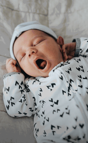 Bebê branco boceja