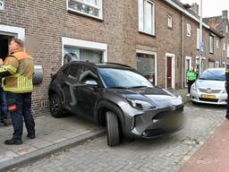 Automobilist rijdt tegen gevel van kapsalon